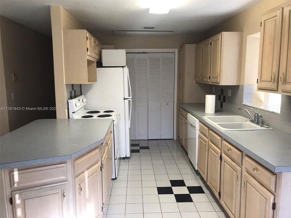 Recently Rented: $2,000 (2 beds, 1 baths, 1306 Square Feet)