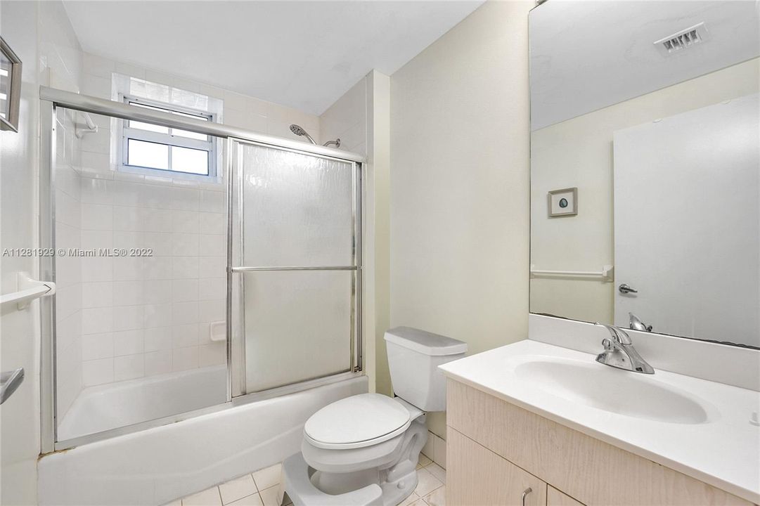最近售出: $470,000 (2 贝兹, 2 浴室, 950 平方英尺)