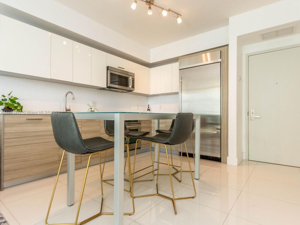 Recently Sold: $598,000 (1 beds, 1 baths, 696 Square Feet)