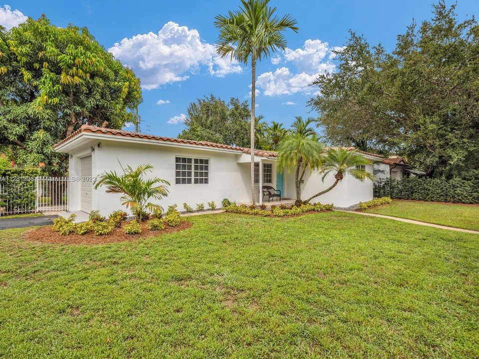 Recently Sold: $950,000 (2 beds, 2 baths, 1291 Square Feet)