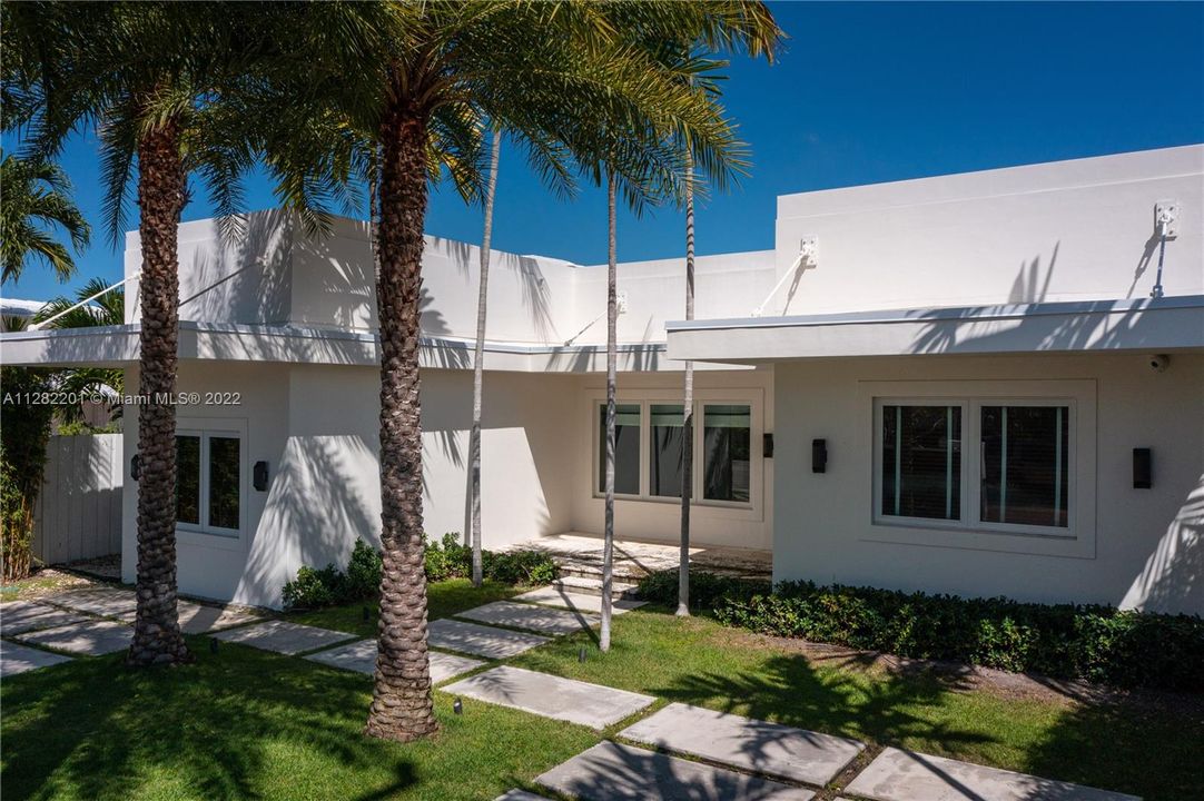 Recently Sold: $4,995,000 (4 beds, 3 baths, 2605 Square Feet)