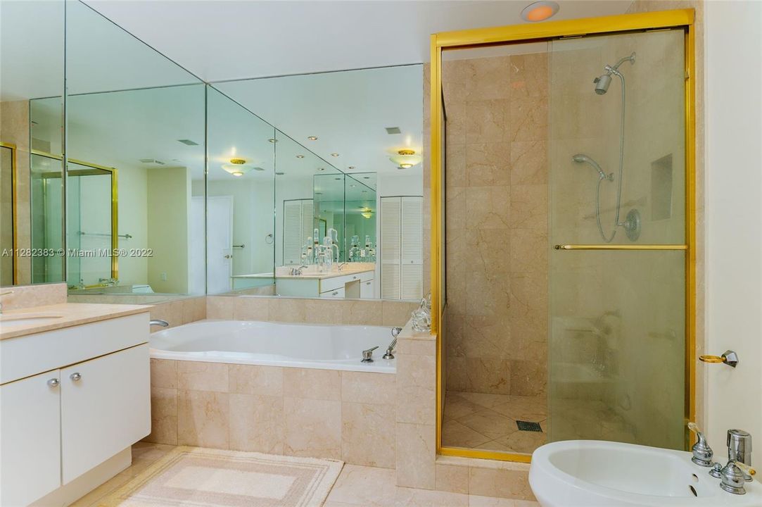 最近售出: $3,100,000 (2 贝兹, 2 浴室, 2160 平方英尺)