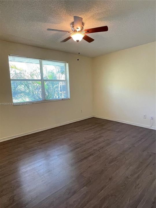 Recently Sold: $295,000 (2 beds, 2 baths, 932 Square Feet)