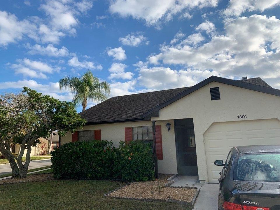 Recently Rented: $1,800 (3 beds, 2 baths, 934 Square Feet)