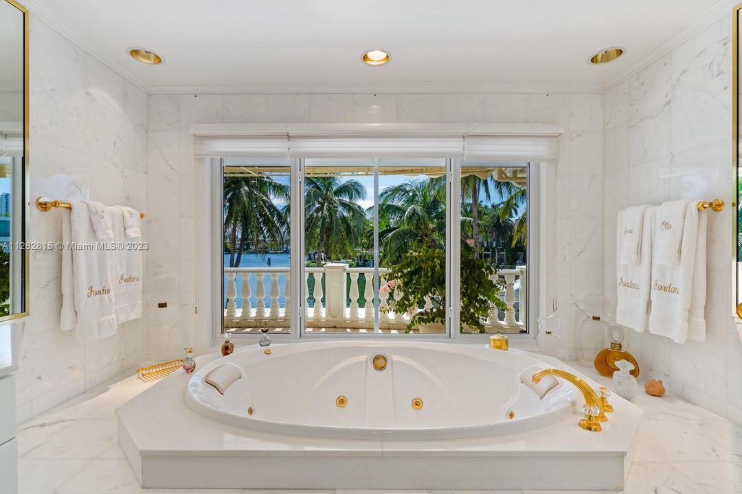 Недавно продано: $31,900,000 (5 спален, 6 ванн, 5413 Квадратных фут)