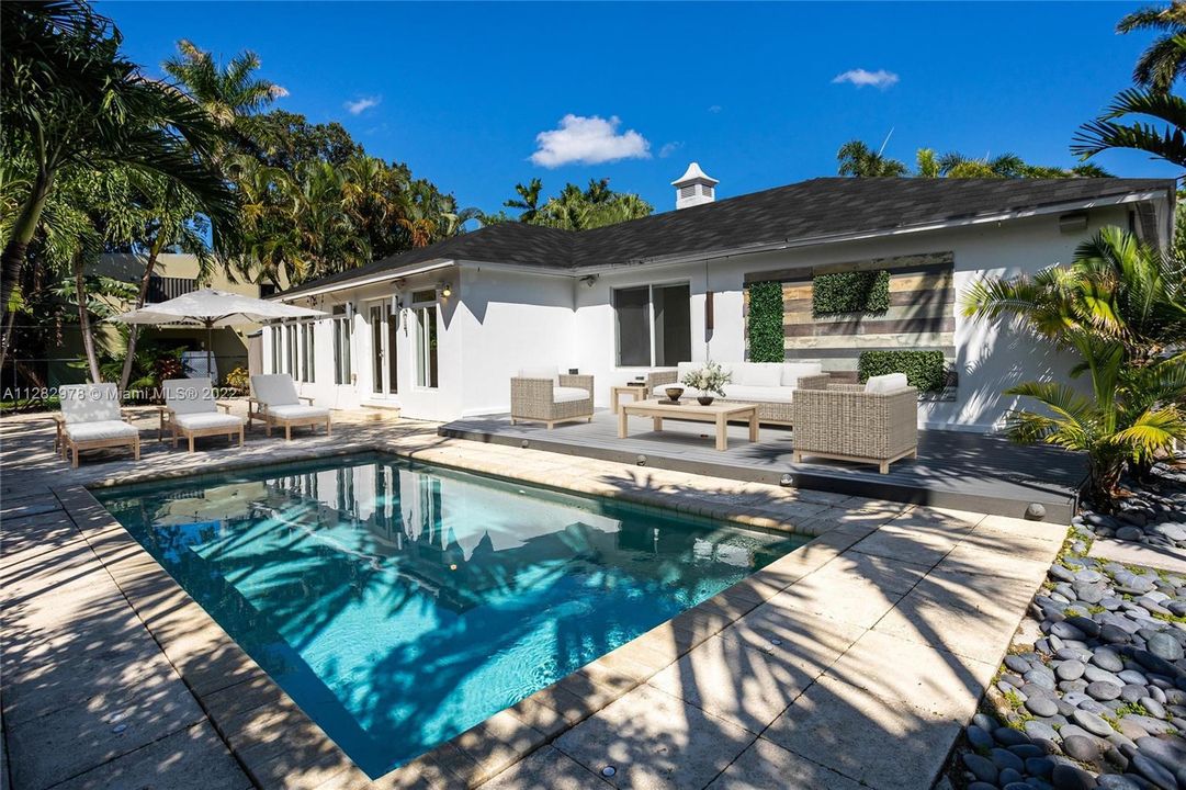 Recently Sold: $1,650,000 (3 beds, 2 baths, 2497 Square Feet)