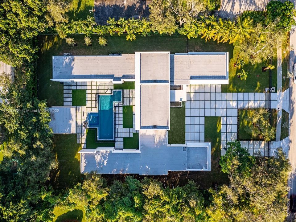 Recently Sold: $6,600,000 (7 beds, 7 baths, 6898 Square Feet)