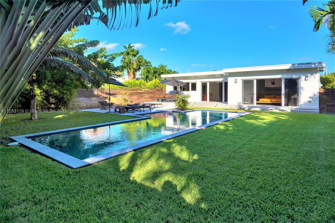 Recently Sold: $3,690,000 (4 beds, 3 baths, 3013 Square Feet)