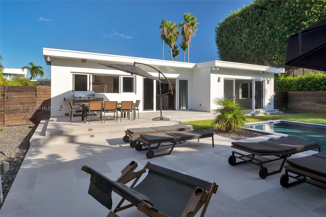 Recently Sold: $3,690,000 (4 beds, 3 baths, 3013 Square Feet)