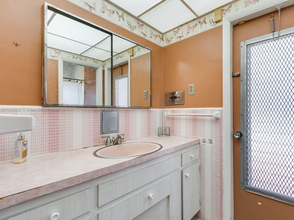 最近售出: $499,999 (3 贝兹, 2 浴室, 2123 平方英尺)