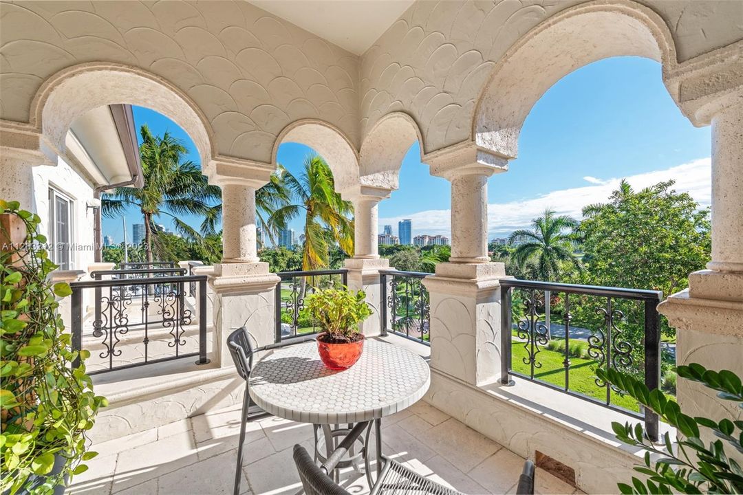 Recently Sold: $3,990,000 (3 beds, 3 baths, 2744 Square Feet)