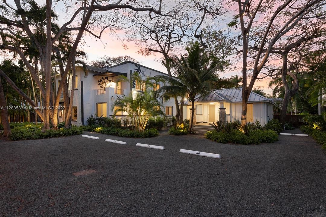 Recently Rented: $4,500 (2 beds, 2 baths, 899 Square Feet)