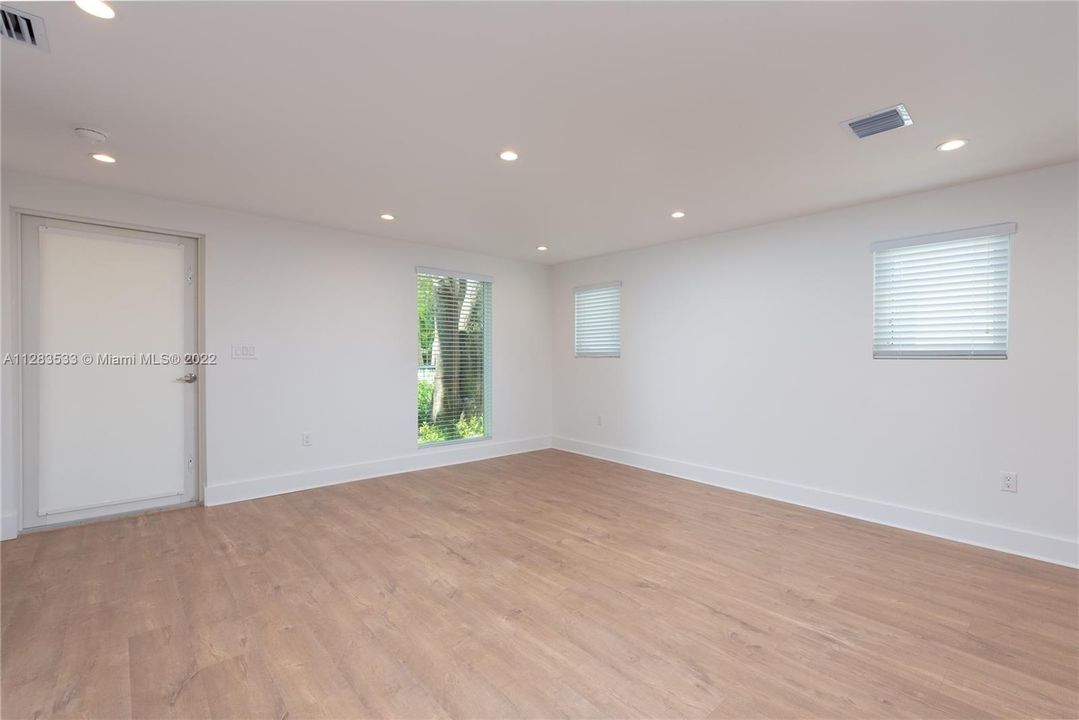 Recently Rented: $4,500 (2 beds, 2 baths, 899 Square Feet)