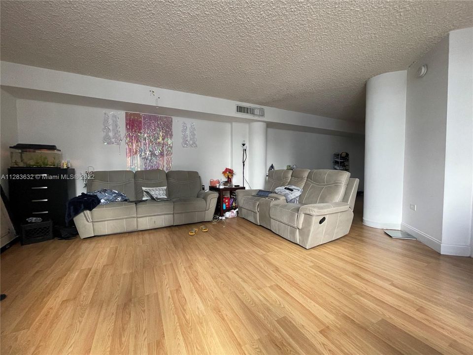 Recently Sold: $364,000 (2 beds, 2 baths, 990 Square Feet)