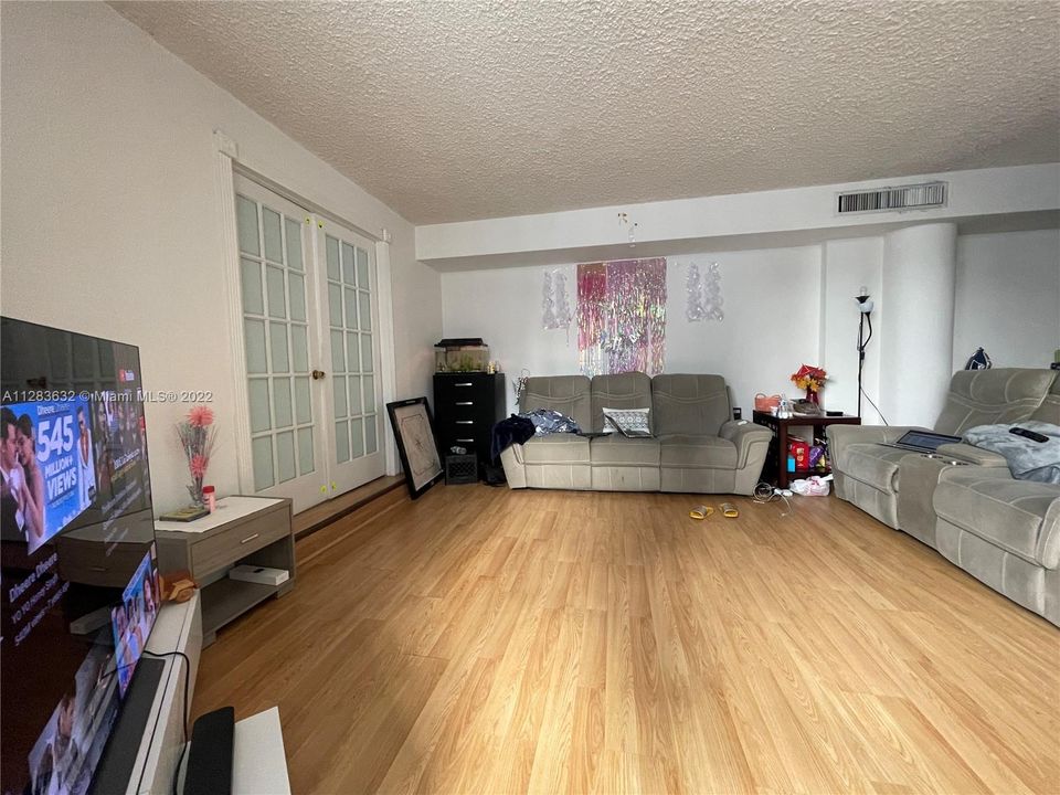 Recently Sold: $364,000 (2 beds, 2 baths, 990 Square Feet)