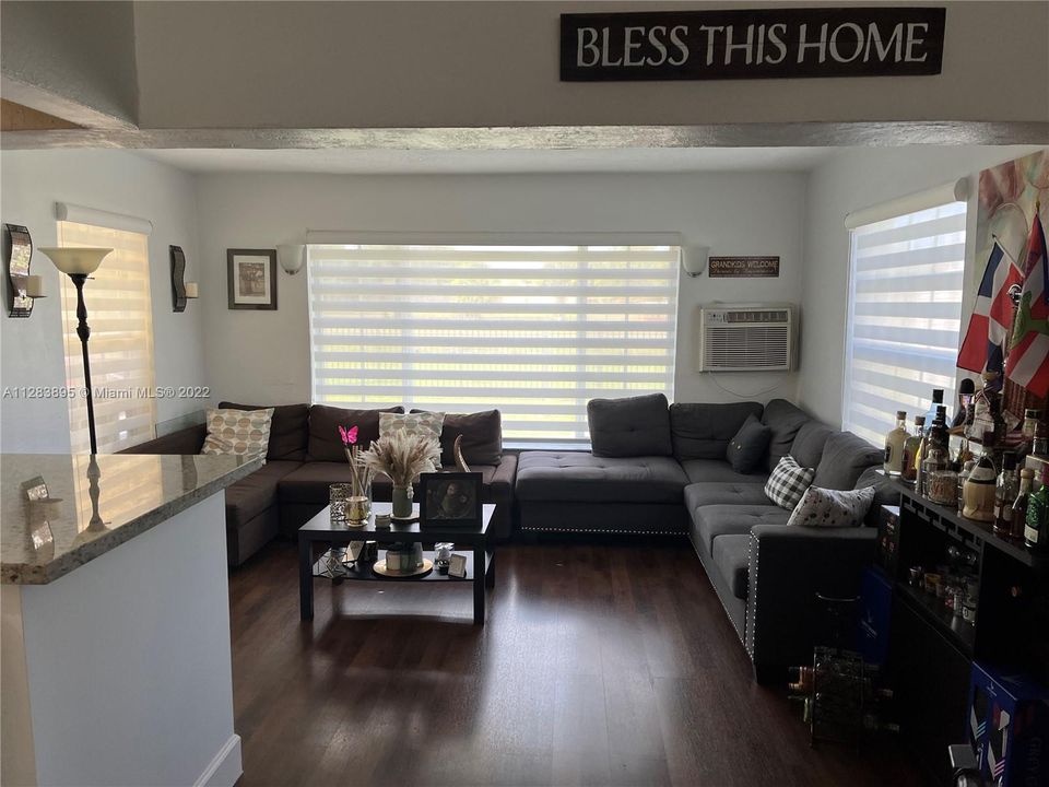 Recently Sold: $449,000 (3 beds, 2 baths, 1512 Square Feet)