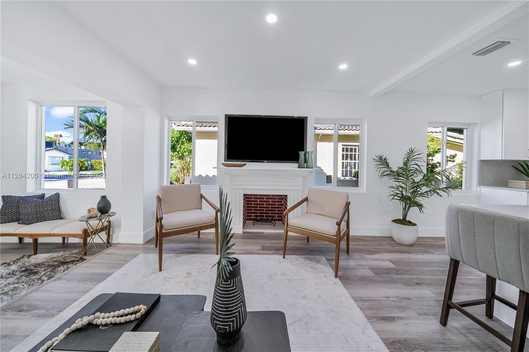 Recently Sold: $735,000 (3 beds, 2 baths, 977 Square Feet)