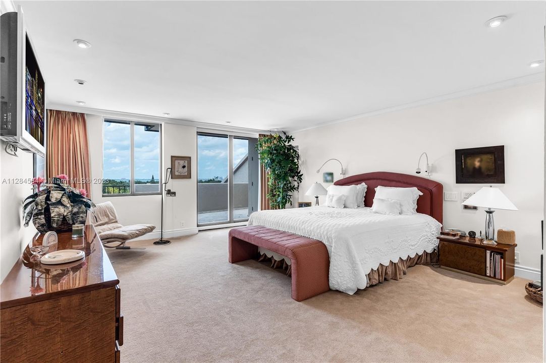 Recently Sold: $2,200,000 (3 beds, 3 baths, 2330 Square Feet)