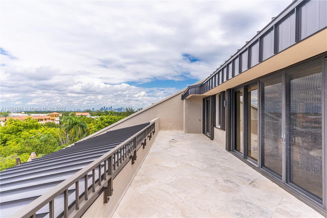 Recently Sold: $2,200,000 (3 beds, 3 baths, 2330 Square Feet)