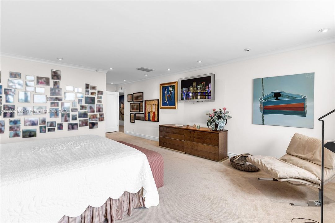 Recently Sold: $2,200,000 (3 beds, 3 baths, 2330 Square Feet)