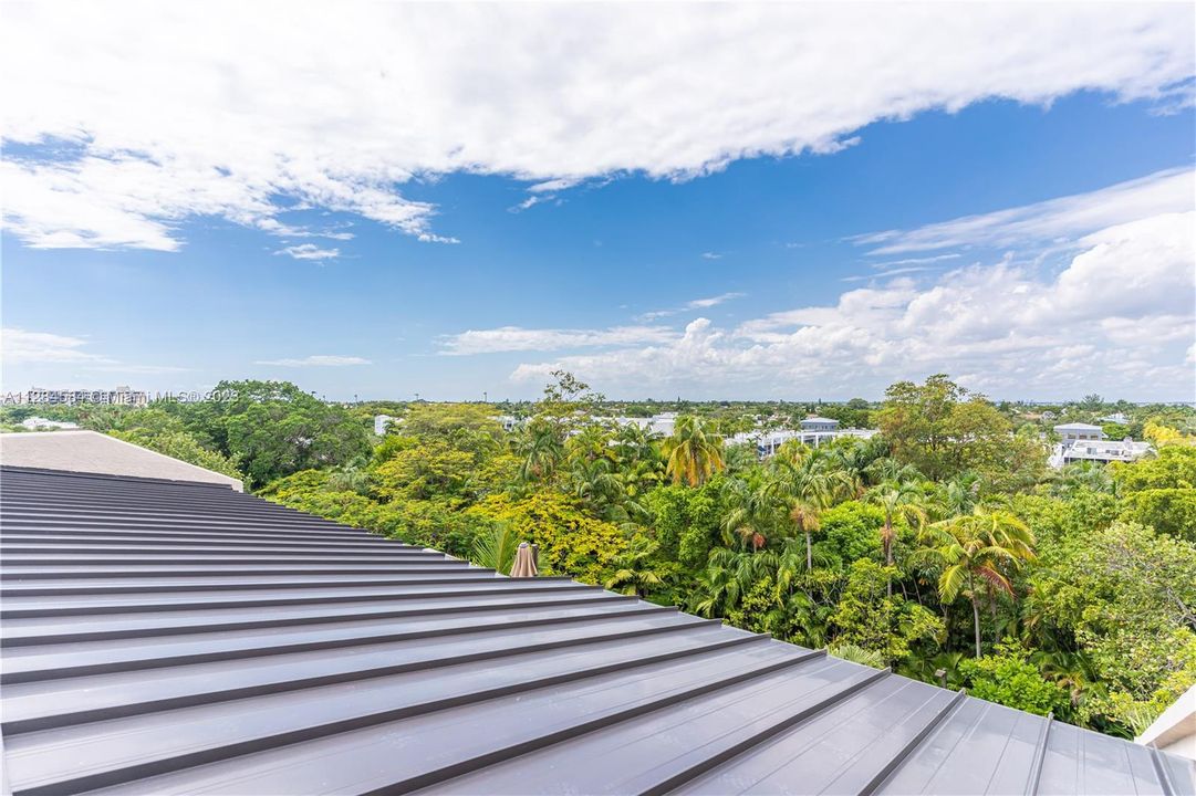 Recently Sold: $2,200,000 (3 beds, 3 baths, 2330 Square Feet)