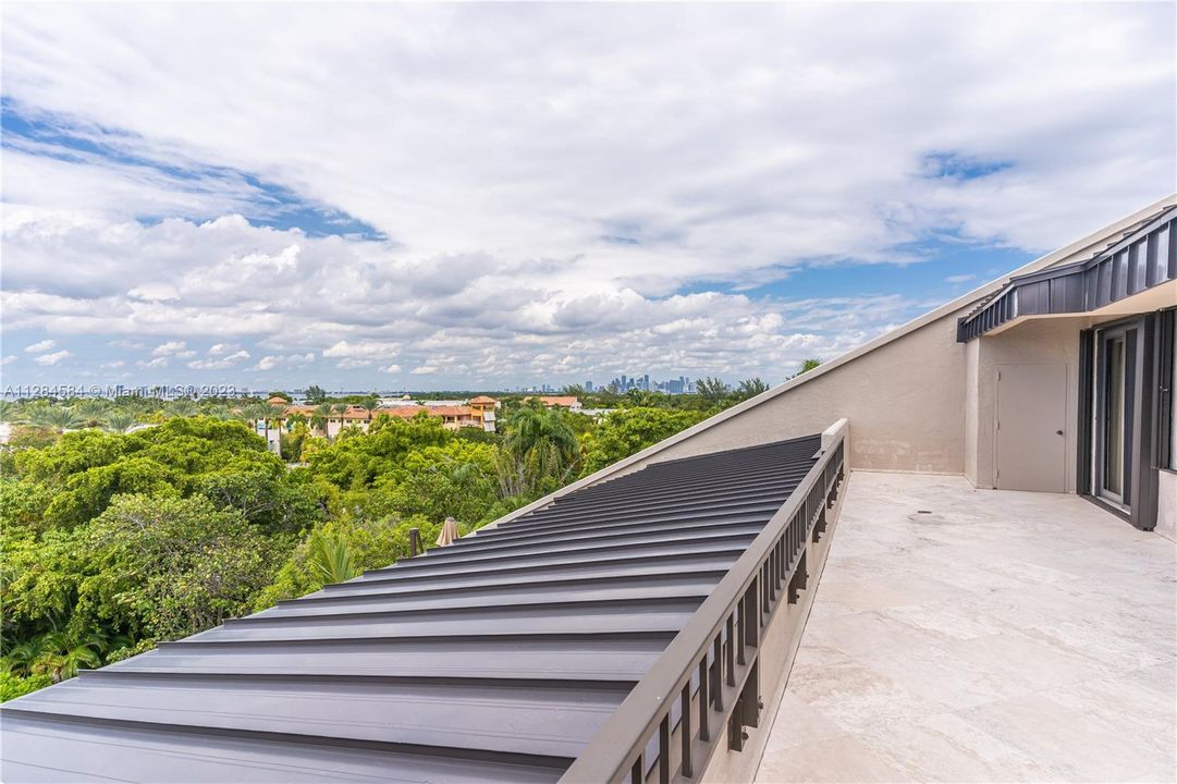 Recently Sold: $2,200,000 (3 beds, 3 baths, 2330 Square Feet)