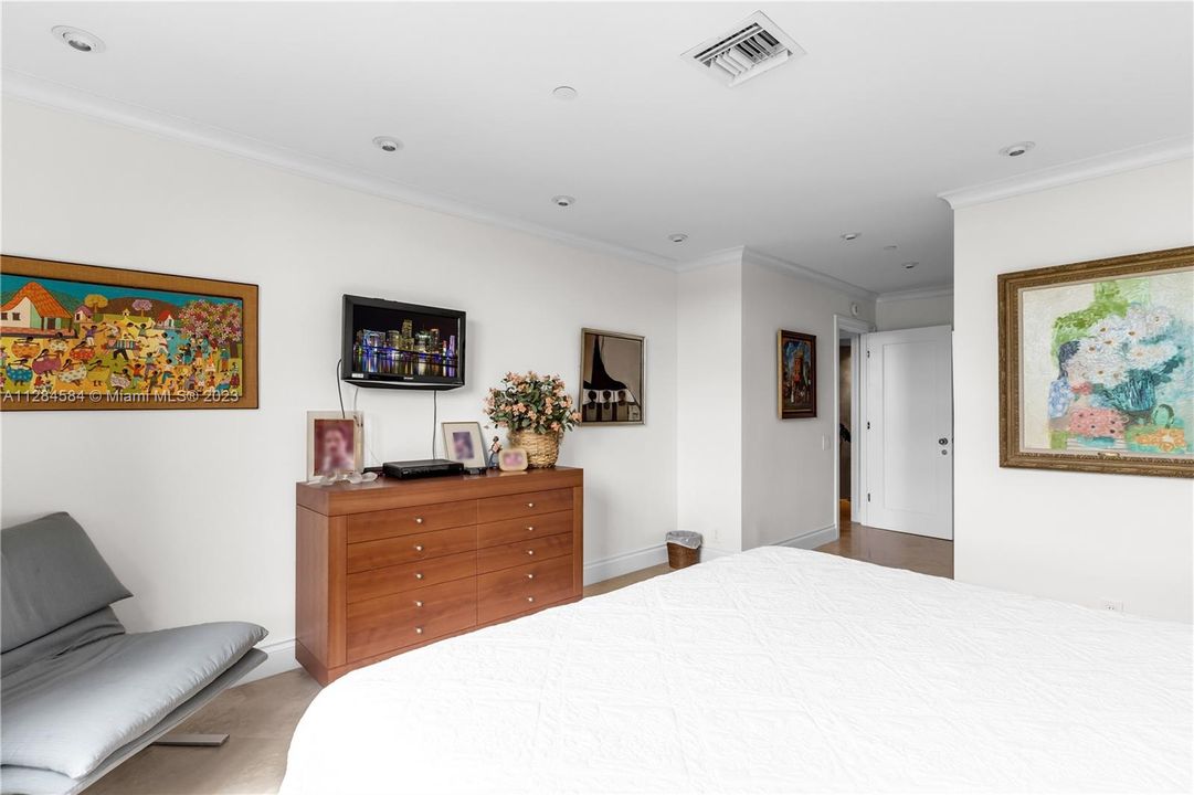 Recently Sold: $2,200,000 (3 beds, 3 baths, 2330 Square Feet)