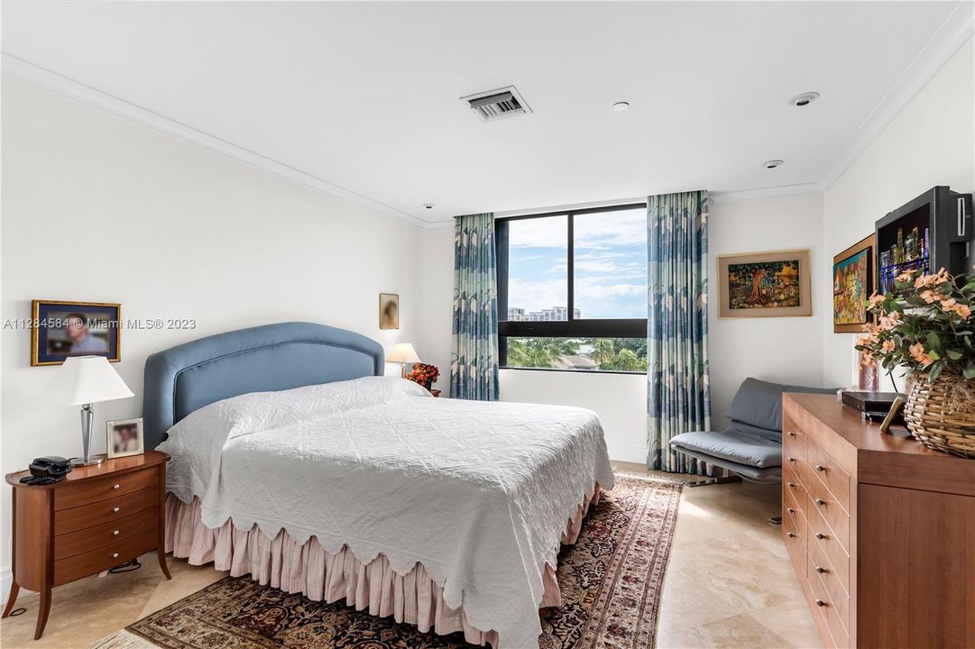 Recently Sold: $2,200,000 (3 beds, 3 baths, 2330 Square Feet)