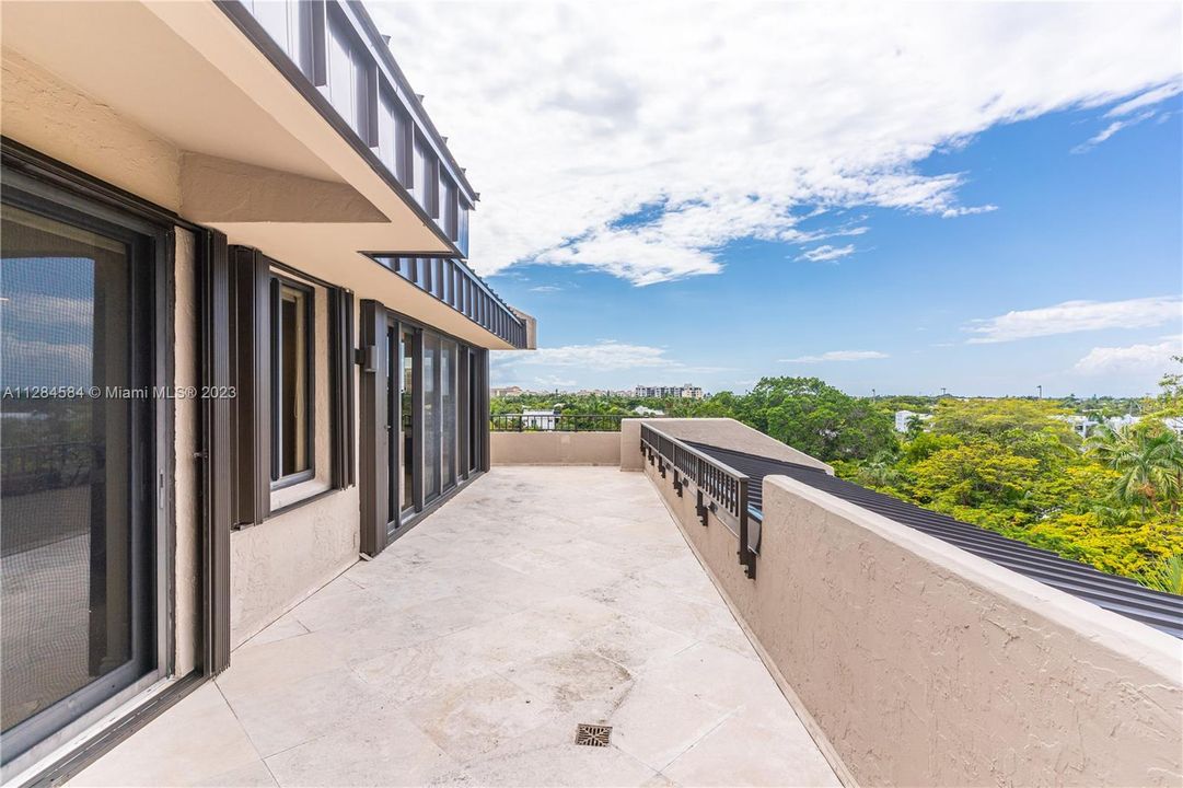 Recently Sold: $2,200,000 (3 beds, 3 baths, 2330 Square Feet)