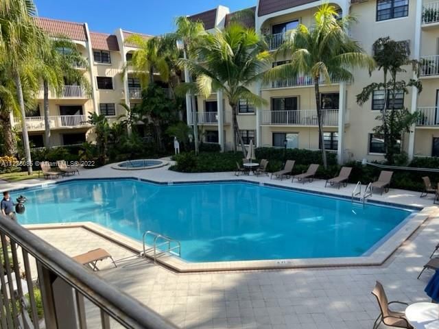 Recently Sold: $265,000 (2 beds, 2 baths, 968 Square Feet)