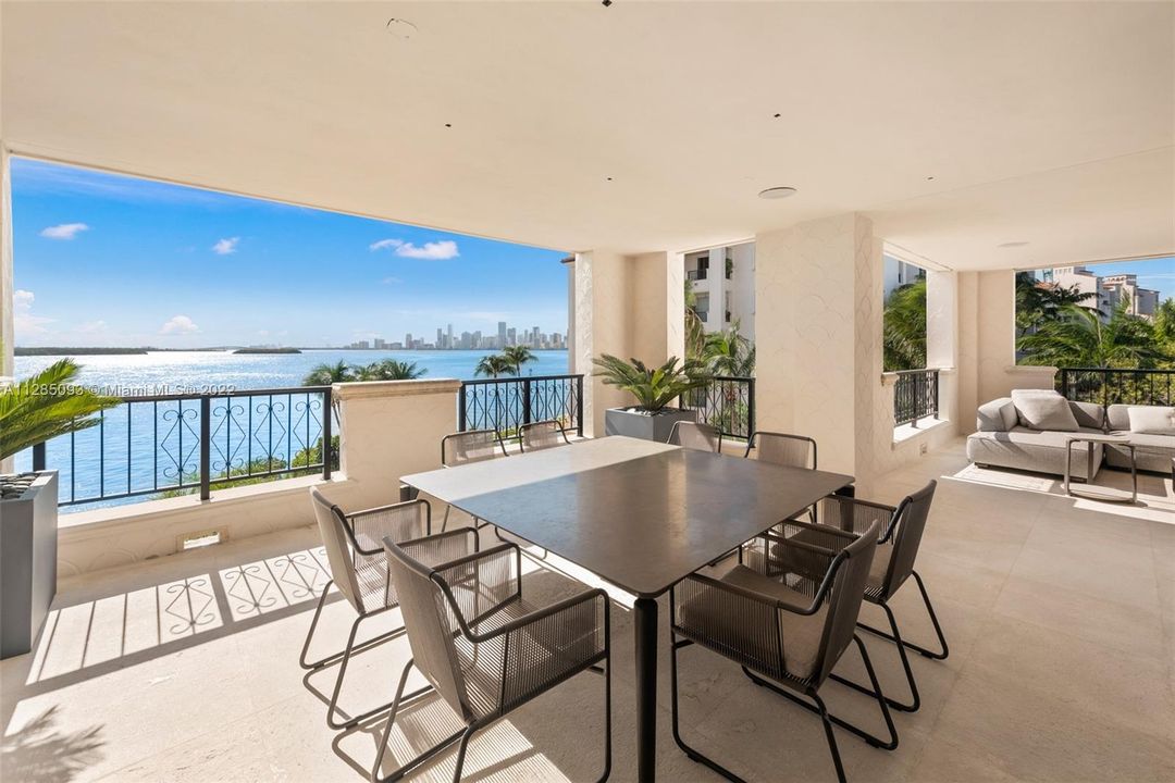Recently Sold: $9,500,000 (3 beds, 4 baths, 3784 Square Feet)