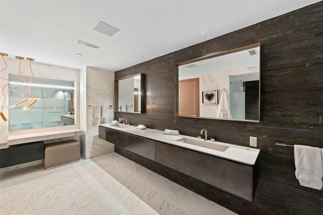 最近售出: $9,500,000 (3 贝兹, 4 浴室, 3784 平方英尺)