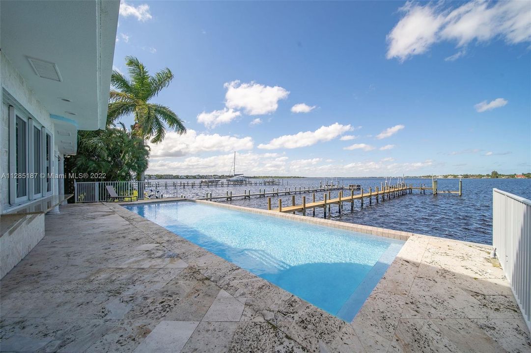 Recently Sold: $2,250,000 (4 beds, 3 baths, 3113 Square Feet)