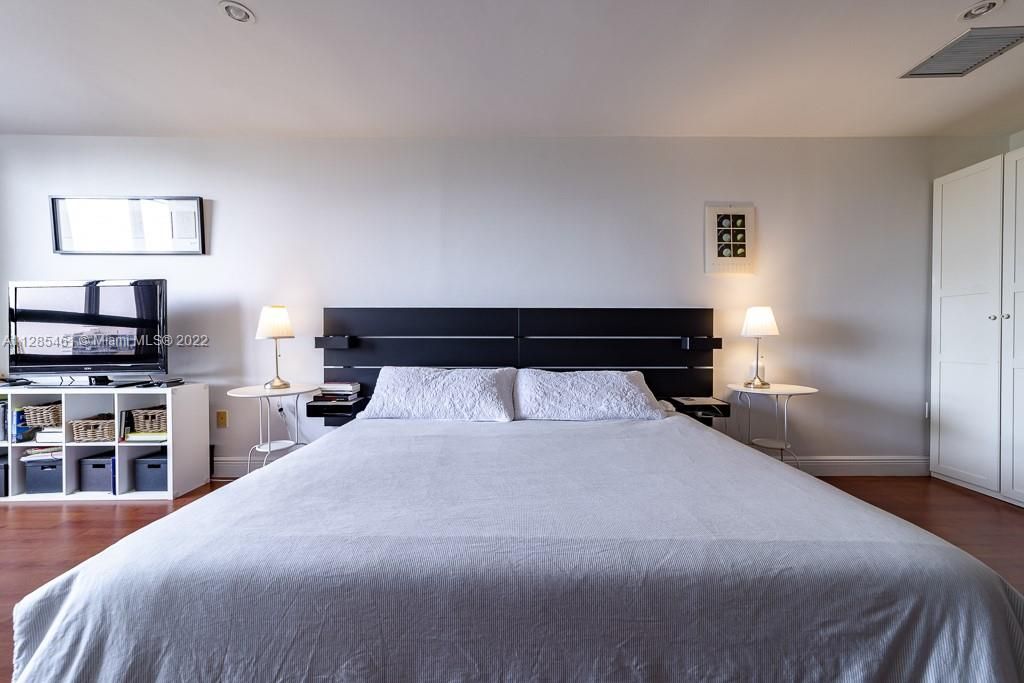 Recently Sold: $1,250,000 (2 beds, 2 baths, 1778 Square Feet)