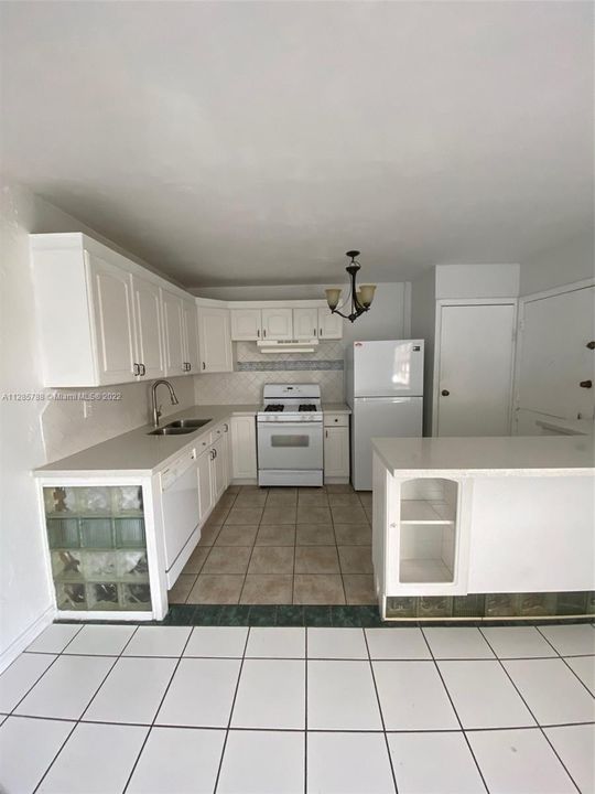 Recently Rented: $1,900 (2 beds, 1 baths, 825 Square Feet)