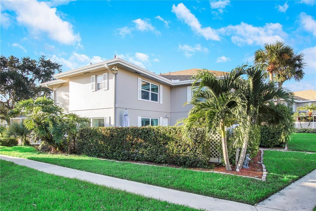 Recently Sold: $315,000 (2 beds, 2 baths, 1374 Square Feet)