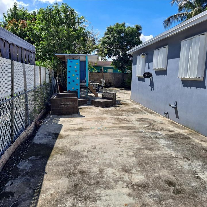 Recently Rented: $3,000 (3 beds, 2 baths, 1080 Square Feet)