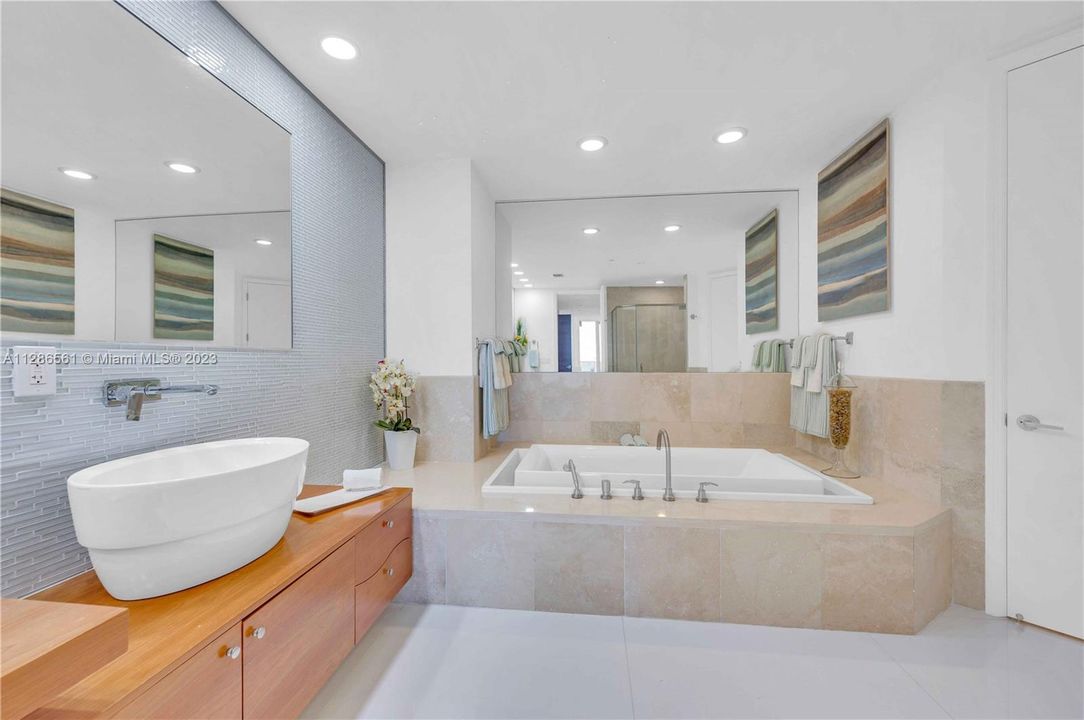 Недавно продано: $6,600,000 (3 спален, 4 ванн, 3640 Квадратных фут)