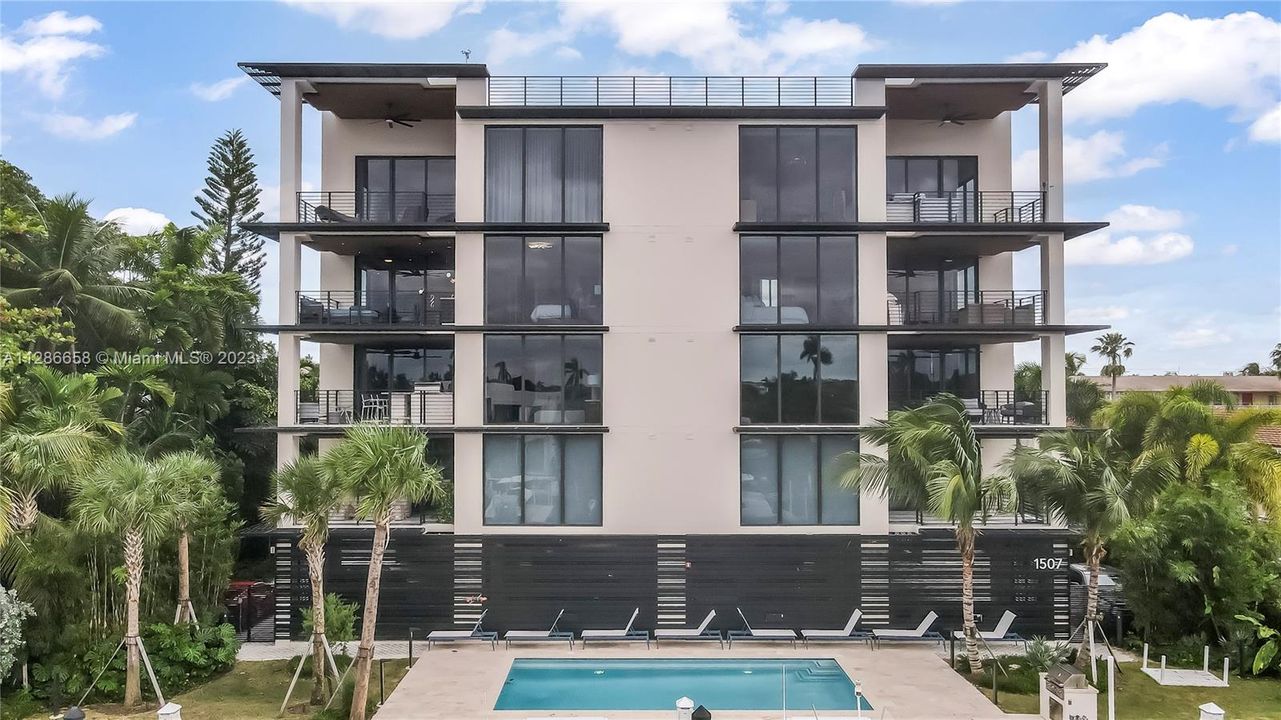 Recently Sold: $2,050,000 (3 beds, 3 baths, 2372 Square Feet)