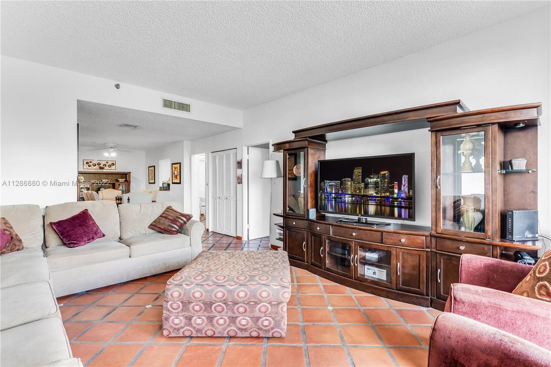 Recently Sold: $970,000 (2 beds, 2 baths, 1547 Square Feet)