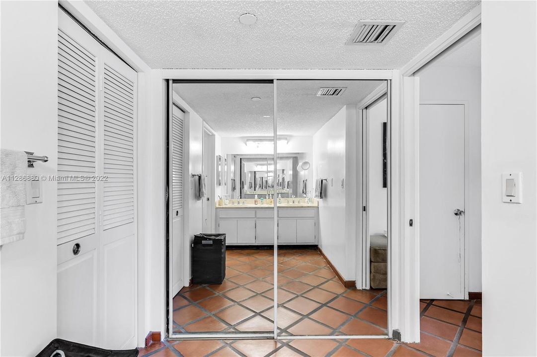 Recently Sold: $970,000 (2 beds, 2 baths, 1547 Square Feet)