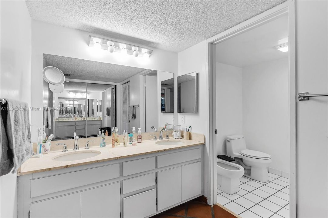 Recently Sold: $970,000 (2 beds, 2 baths, 1547 Square Feet)