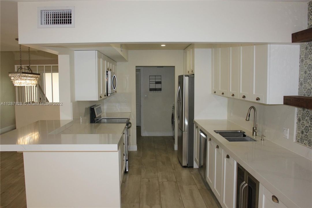 Недавно продано: $760,000 (3 спален, 3 ванн, 2019 Квадратных фут)