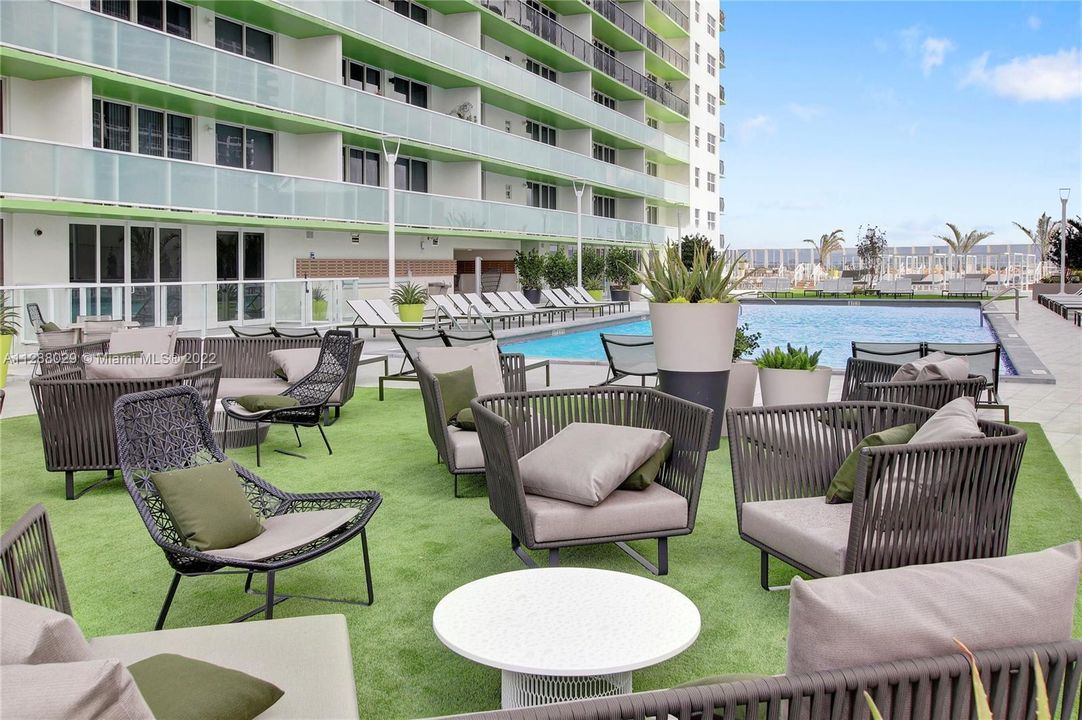 Recently Rented: $2,371 (0 beds, 1 baths, 440 Square Feet)