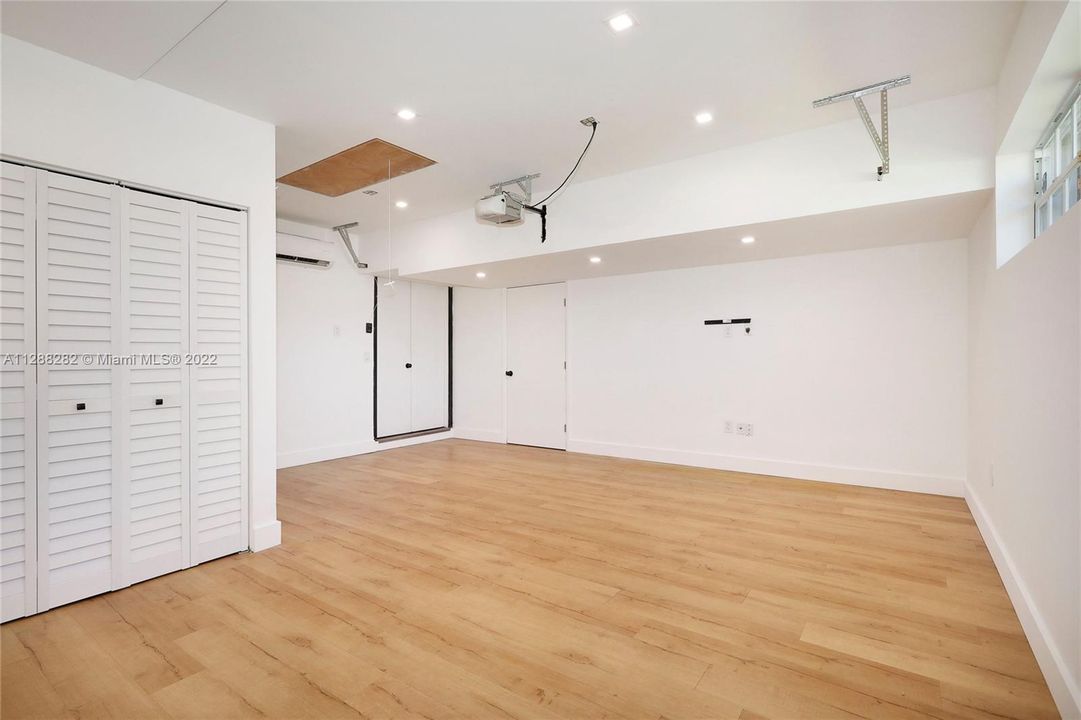 Recently Rented: $5,300 (3 beds, 2 baths, 2116 Square Feet)