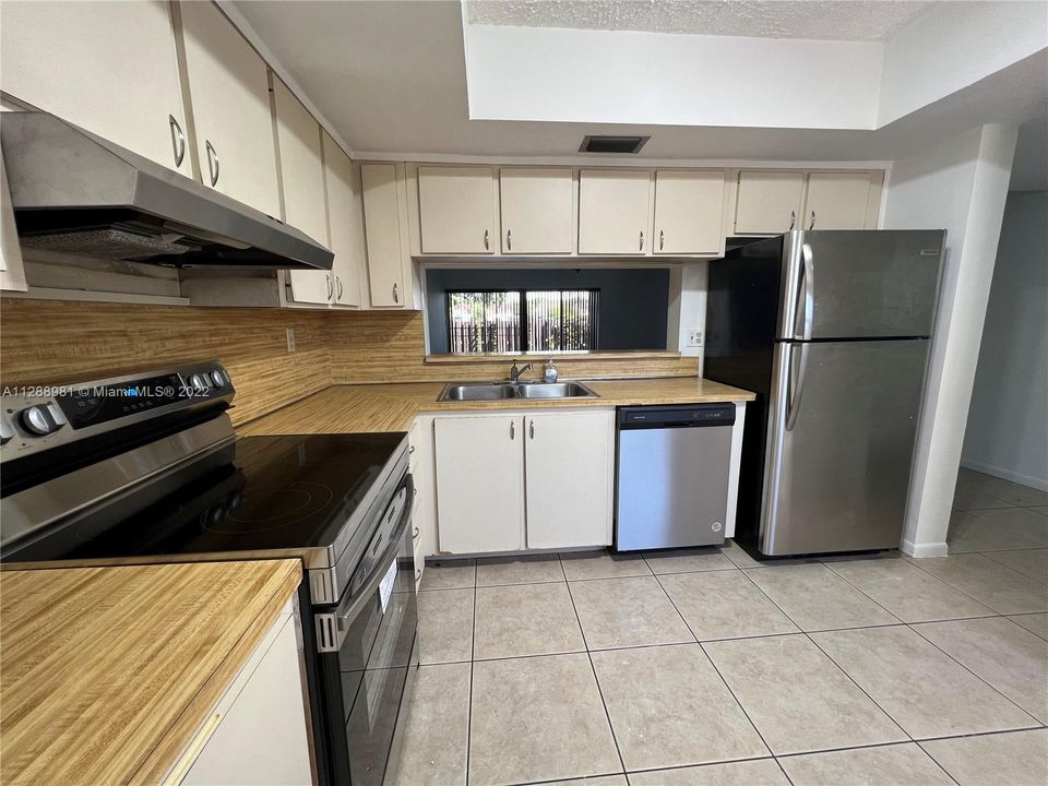 Recently Rented: $2,700 (3 beds, 2 baths, 1402 Square Feet)