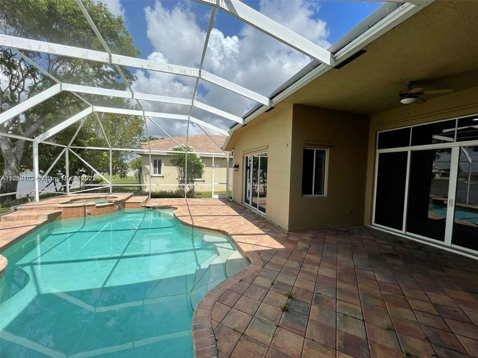 Vendido Recientemente: $789,000 (4 camas, 3 baños, 2702 Pies cuadrados)