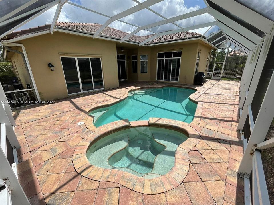 Vendido Recientemente: $789,000 (4 camas, 3 baños, 2702 Pies cuadrados)