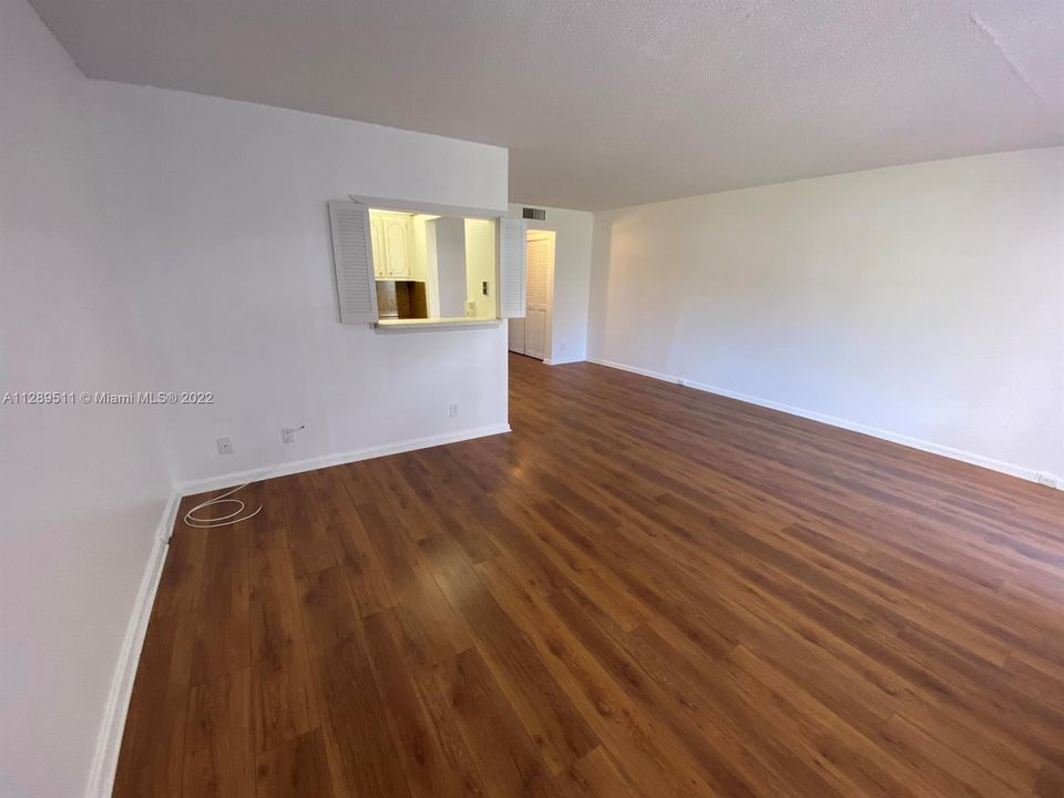 For Sale: $195,000 (1 beds, 1 baths, 715 Square Feet)