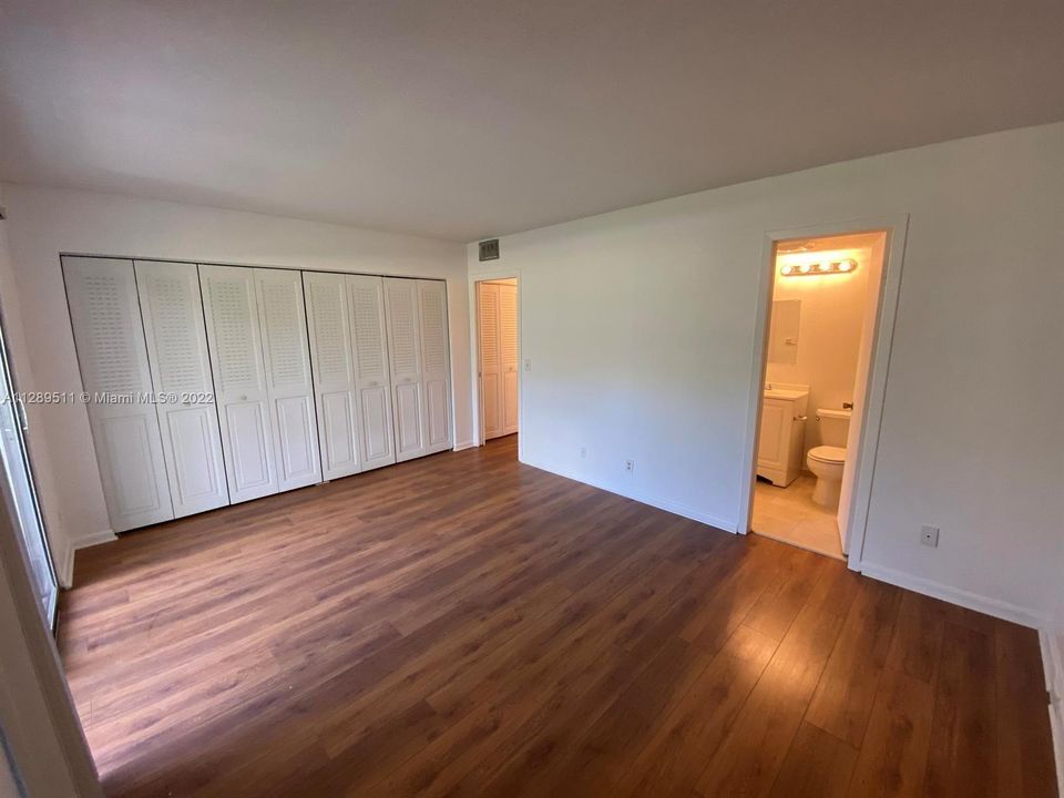 For Sale: $195,000 (1 beds, 1 baths, 715 Square Feet)